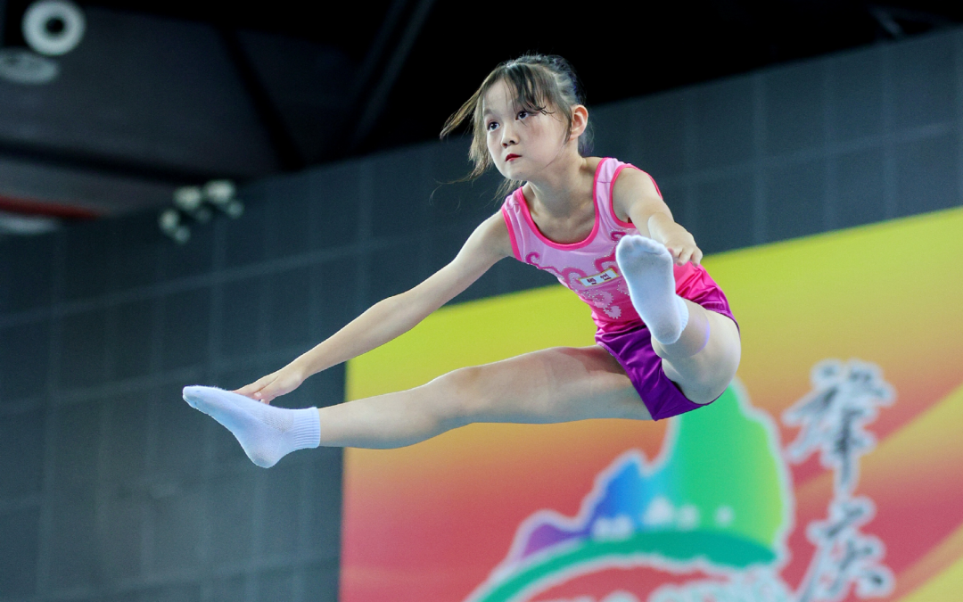 雷速足球直播-蹦床比赛选手表现抢眼，惊艳全场观众