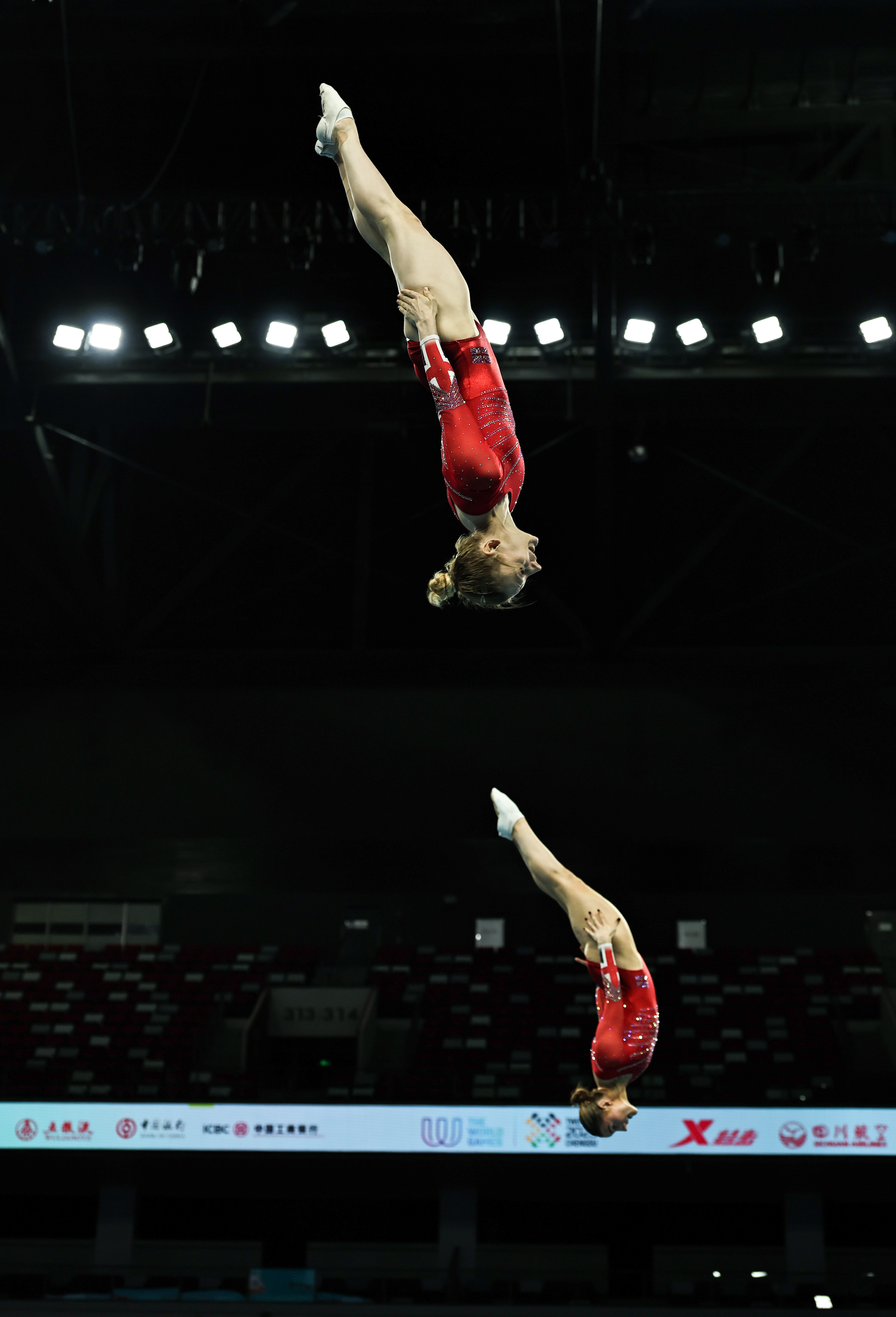 蹦床比赛选手表现抢眼,惊艳全场观众 蹦床比赛选手表现抢眼,惊艳全场观众