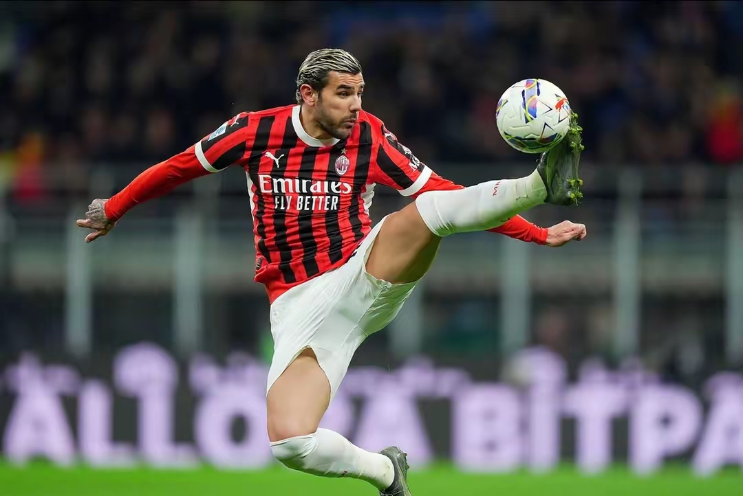 AC米兰绝杀里昂,范佩西高光表现 AC米兰绝杀里昂,范佩西高光表现