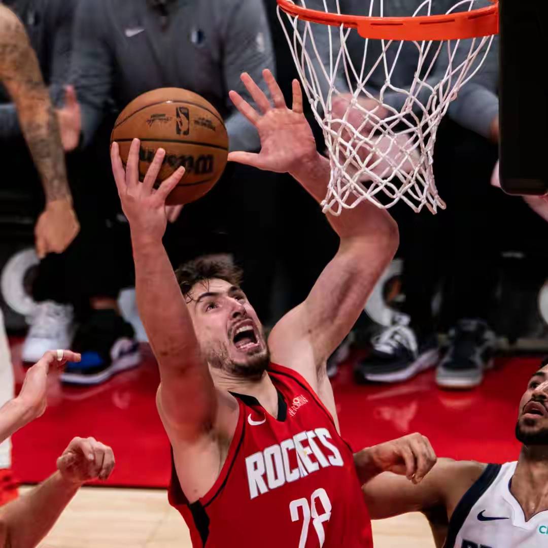 火箭完胜吉林队，米切尔高光表现