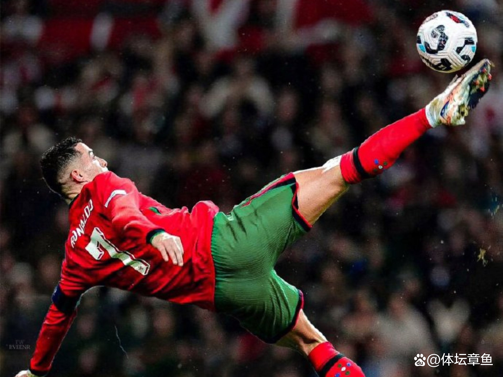 雷速足球直播平台-足球场上风起云涌，C罗再次破门得分