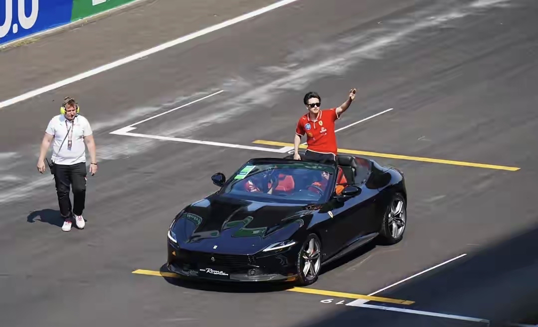 雷速体育直播官网-法拉利横扫哈斯车队，周冠宇统治全场